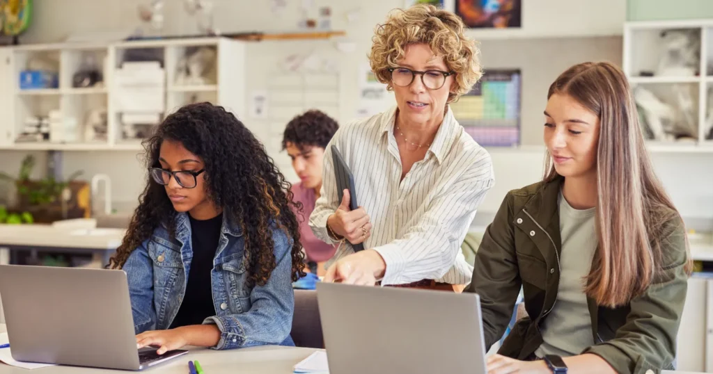 Hybrid Learning vs On-Campus Training in Business Programs 1 Hybrid Learning vs On-Campus Training in Business Programs - Featured
