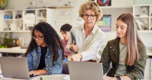 Hybrid Learning vs On-Campus Training in Business Programs - Featured